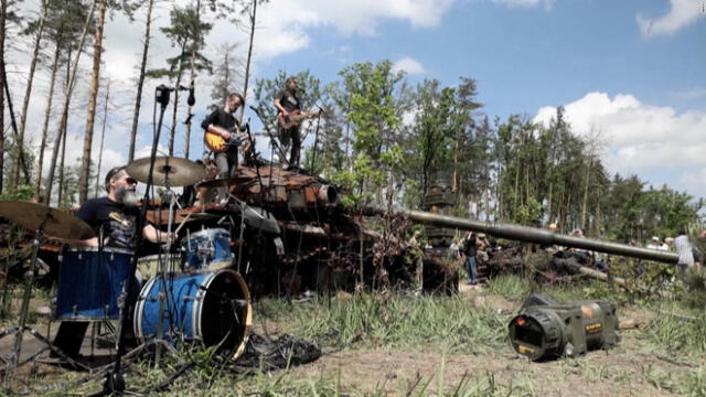 La banda rindió homenaje a los misiles que Estados Unidos le envió a Ucrania para resistir el asedio de Kiev. Foto: CNN Español