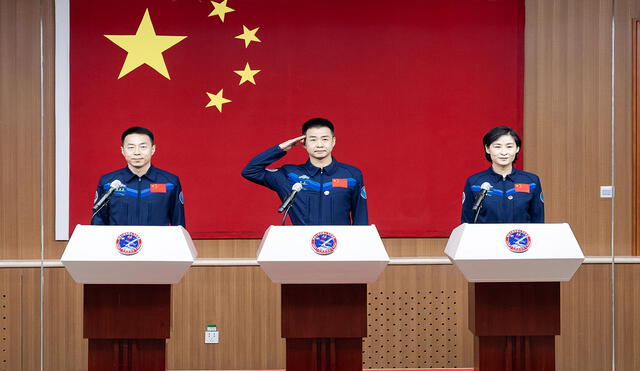 Los astronautas chinos Chen Dong (C), Liu Yang (R) y Cai Xuzhe (L) forman parte de la tripulación de la misión de vuelo espacial Shenzhou-14. Foto: AFP