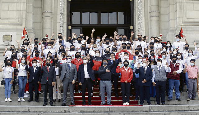 En Palacio. Castillo junto al presidente del COP, Renzo Manyari, y deportistas ayacuchanos. Foto: difusión