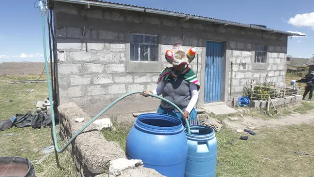 Agua de lluvias.  La manguera conectada al drenaje, donde cae el agua de la lluvia.