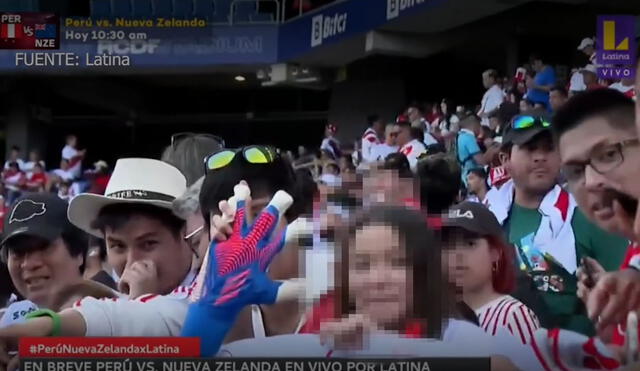 Gallese y el gesto con una niña. Foto: captura Latina TV.