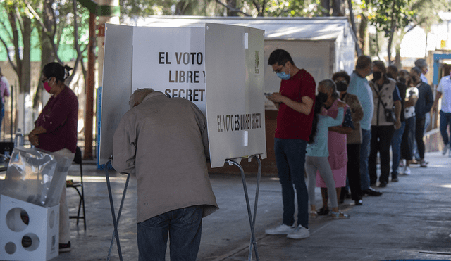 Un hombre vota en un colegio electoral durante las elecciones regionales en Tizayuca, estado de Hidalgo, Foto: AFP
