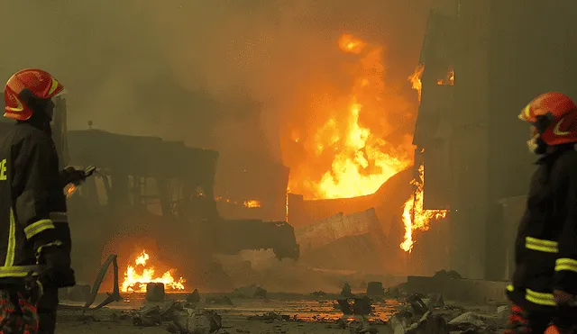 Los bomberos llegan al sitio después del fuerte estallido. Foto: AFP