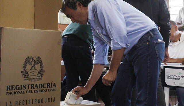 El excandidato a la Presidencia de Colombia por la Coalición Centro Esperanza, Sergio Fajardo, deposita su voto en Medellín. Foto: EFE
