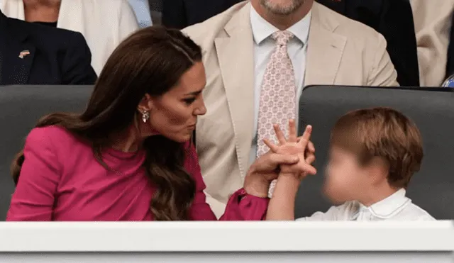 El príncipe Louis no pudo contener su aburrimiento durante el Jubileo de Platino de la reina y, como cualquier niño de su edad, hizo una rabieta. Foto: captura de CBS News