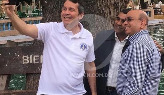 Foto del ministro Orlando Jorge Mera (polo blanco) junto a su asesino Miguel Cruz (camisa a cuadros). Foto: Twitter