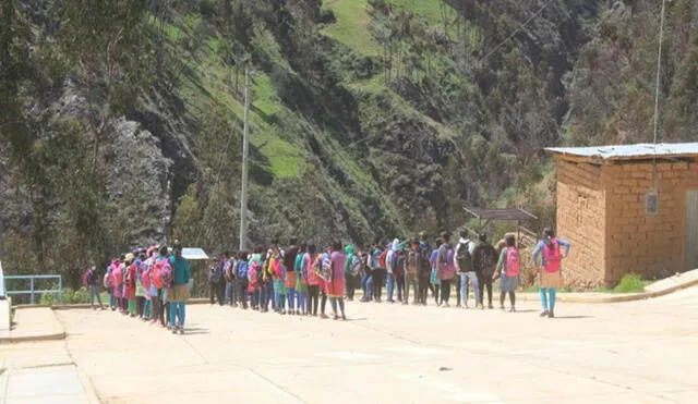 Estudiantes caminan hasta tres horas para llegar a su colegio Jesús de Nazareth, en el distrito de Pamparomás, región Áncash. Crédito: Laura Urbina - RPP.