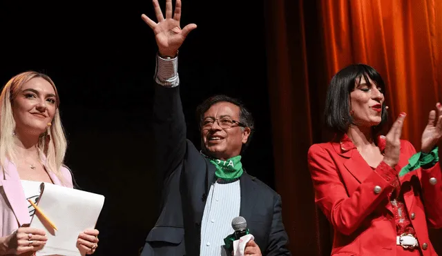 Gustavo Petro hace un saludo durante un acto de campaña con simpatizantes feministas en Bogotá el 2 de junio de 2022. Foto: AFP