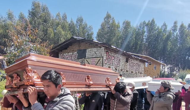 Los cuerpos fueron retirados de su vivienda en el caserío de Candoguran. Foto: Prensa Libre Sánchez Carrión