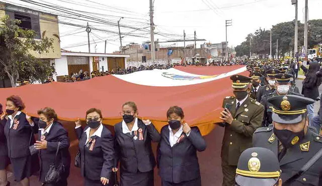 Fervor. Damas de organizaciones patrióticas llevaron el pabellón nacional en Tacna. Foto: La República