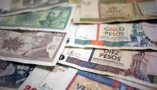 El tipo de cambio del peso cubano (cup) con el dólar que se compra en la calle –la tasa oficial fija es de 24 a 1- descendió de forma importante 48 horas después del anuncio de la Administración de Joe Biden. Foto: EFE