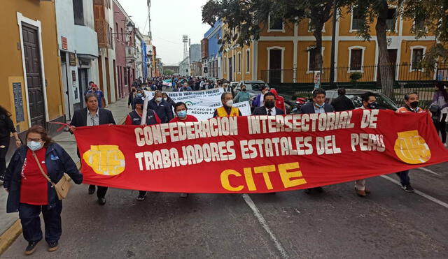 Trabajadores estatales realizaron una marcha por las principales calles de Trujillo. Foto: Yolanda Goicochea /URPI-LR