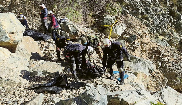 Difícil traslado. Personal de la Policía de Alta Montaña se encargó de recuperar los cuerpos y trasladarlos por la noche hasta Camaná, para su identificación. Un fiscal estuvo presente. Foto: difusión