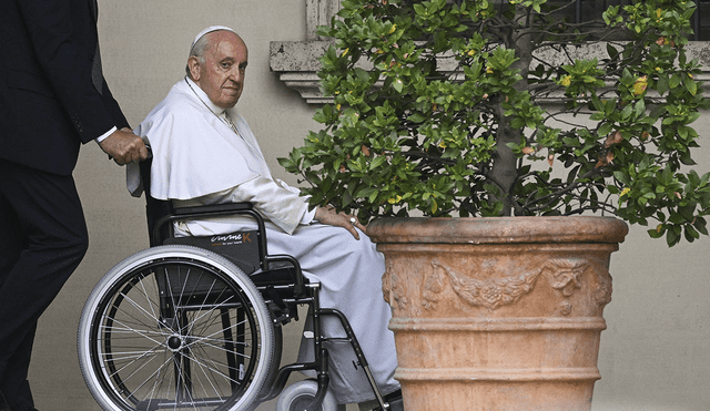 Papa Francisco apareció en silla de ruedas por primera vez, a inicios de mayo, debido a dolor de rodilla. Foto: AFP
