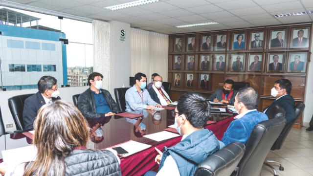 Mesa de trabajo entre la funcionarios de la DDC y el presidente de la Corte de Lambayeque. Foto: DDC Lambayeque.