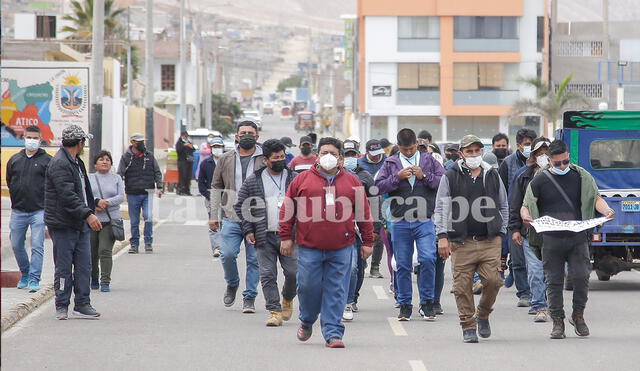 Los trabajadores de Atico Calpa prefirieron quedarse a la espera del ministro del Interior. Foto: Rodrigo Talavera/La República