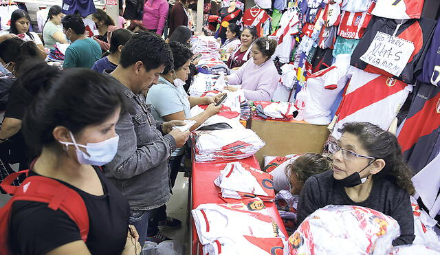 Se reactivan las ventas. Empresarios de Gamarra estiman vender más de 1 millón de prendas alusivas a la selección peruana, si se clasifica al Mundial. Foto: John Reyes/La República