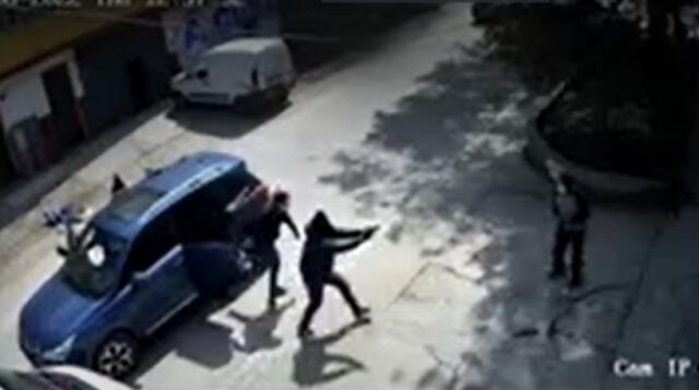 Los cuatro delincuentes bajaron de un auto azul con pasamontañas y armas de fuego. Foto: captura de América Noticias