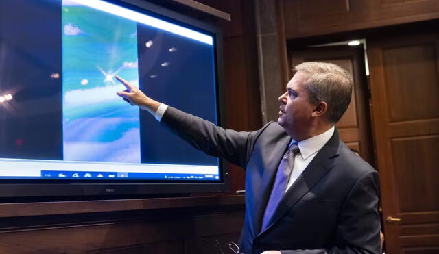Un presunto vídeo de avistamiento ovni es presentado durante el Congreso de EE.UU. por el subdirector de la Inteligencia Naval, Scott Bray. Foto: Jim Lo Scalzo / EPA