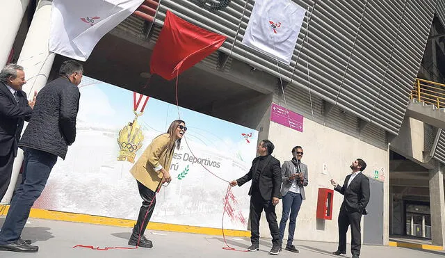 Emocionante. Momento en que Alexandra Grande devela su segundos Laureles Deportivos. Foto: difusión