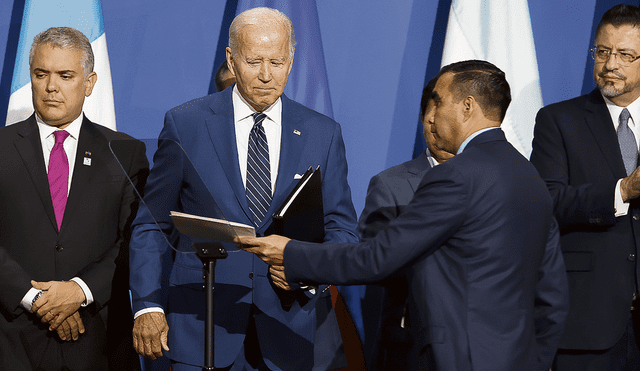 Declaratoria regional. Joe Biden lee el texto del acuerdo firmado por los países que asistieron a la cita en Los Ángeles.