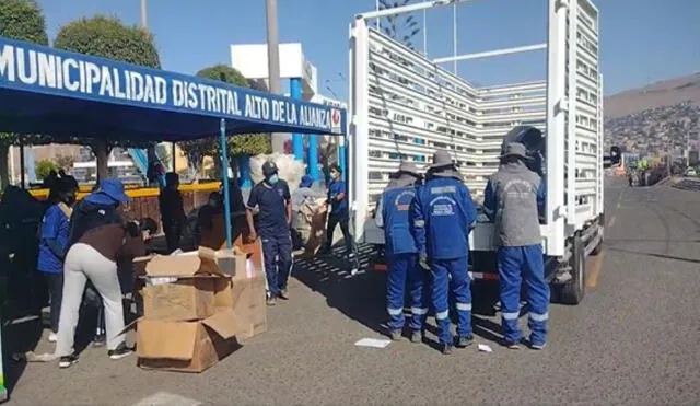 Vecinos intercambian su material de reciclaje por productos de primera necesidad.