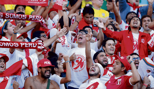 Entérate de qué canciones puedes cantar este lunes 13 por el Perú vs. Australia. Foto: EFE