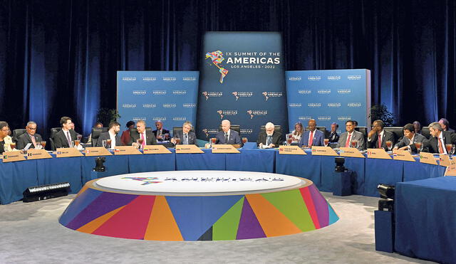 Cita regional. Presidentes latinoamericanos y del Caribe, entre ellos Pedro Castillo, alrededor del mandatario Joe Biden. Foto: AFP