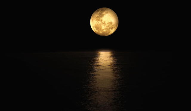 La Luna en su fase de luna llena se refleja sobre el mar. Foto: Pixabay