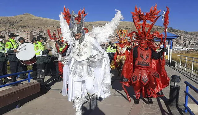 Efectivos danzaron al ritmo de la diablada. Foto: Víctor Apaza