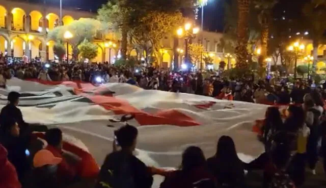 Hinchas llegaron a la Plaza Mayor entonando diversos cánticos de apoyo a la selección peruana. Foto: Captura El inge