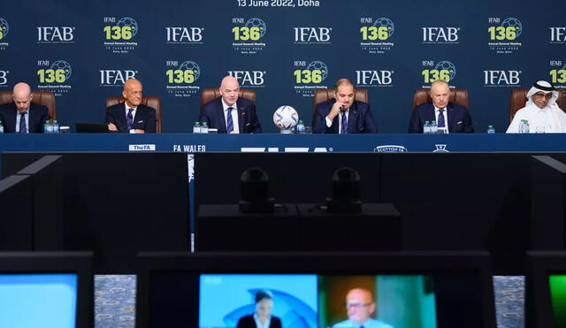 La asamblea de la IFAB contó con la presencia de Gianni Infantino, cabeza del ente rector del balompié mundial. Foto: FIFA