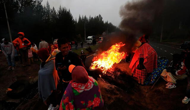 Ecuatorianos cierran la carretera principal de ingreso a Quito en el marco de una jornada nacional de movilización. Foto: EFE