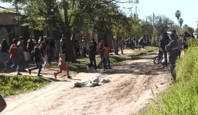 El padre de un presunto asesino fue linchado por poco más de 300 vecinos. Foto: Primera Plana