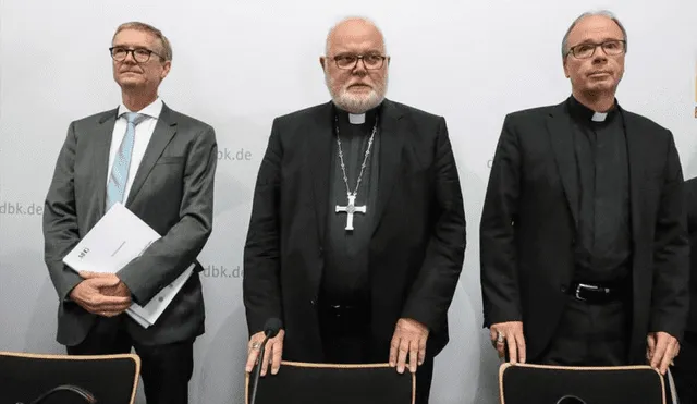 El cardenal Reinhard Marx (centro) y el Obispo Stephan Ackermann (derecha) antes de una conferencia de prensa sobre abuso sexual en la Iglesia católica alemana en 2018. Foto: EFE