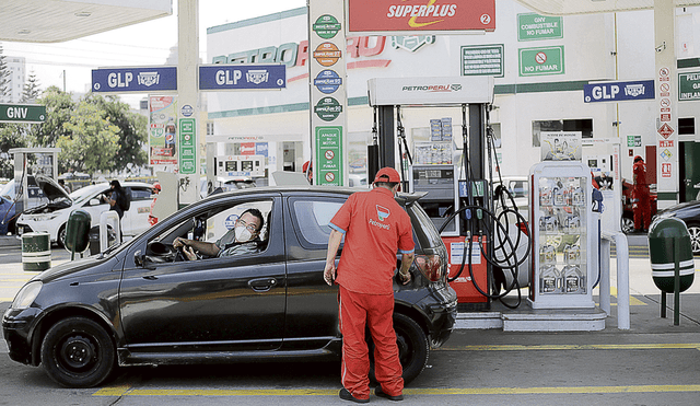 Alternativa. Presencia de la estatal en la venta minorista, de forma directa, regularía precios en el mercado de combustibles. Foto: Gerardo Marín / La República