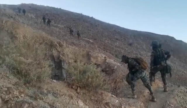 Policías ascendieron a los cerros donde los mineros se enfrentaron. Foto: PNP