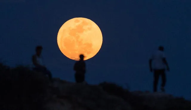 Superluna vista en 2016 sobre Dar es Salaam en Tanzania. Foto: AFP / Daniel Hayduk