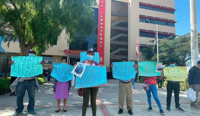 Parientes del agente del orden usaron carteles para protestar en sede judicial de Lambayeque. Foto: Rosa Quincho