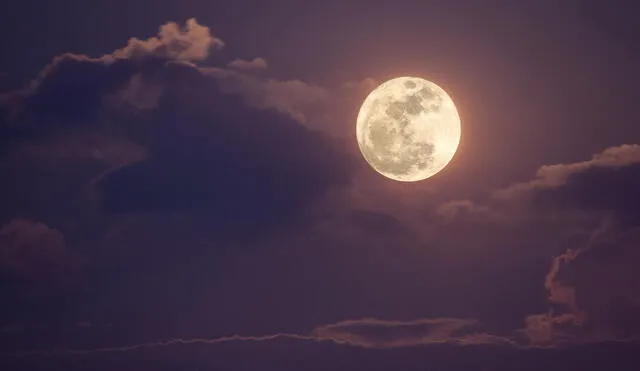 La luna llena de junio 2022 (luna de fresa) será observable a simple vista si no es que la presencia de nubes lo impide. Foto: Adobe