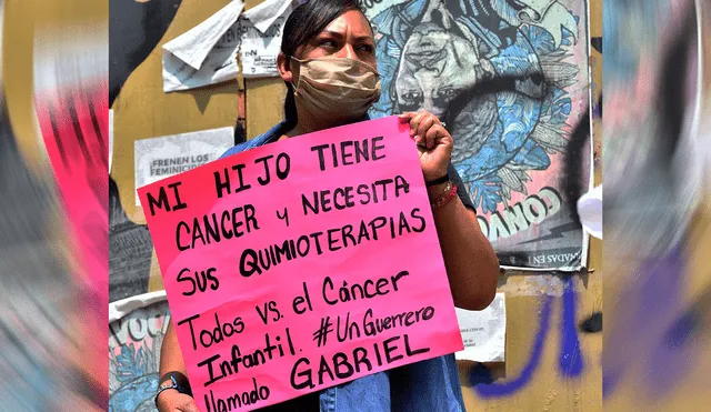 Una madre durante una protesta por la falta de abastecimiento de medicamentos oncológicos, en medio de la escasez de los primeros meses de la pandemia. Foto: EFE