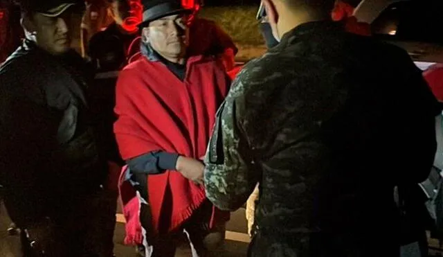 El presidente de la CONAIE, Leonidas Iza, la madrugada del 14 de junio de 2022, cuando era capturado por la Policía Nacional, en Cotopaxi, acusado de dirigir los actos vandálicos. Foto: Twitter