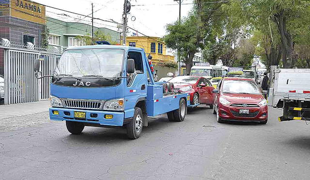 Sanciones. Municipio empezará a llevarse con grúas vehículos que se estacionen en zonas rígidas de la ciudad. Foto: La República