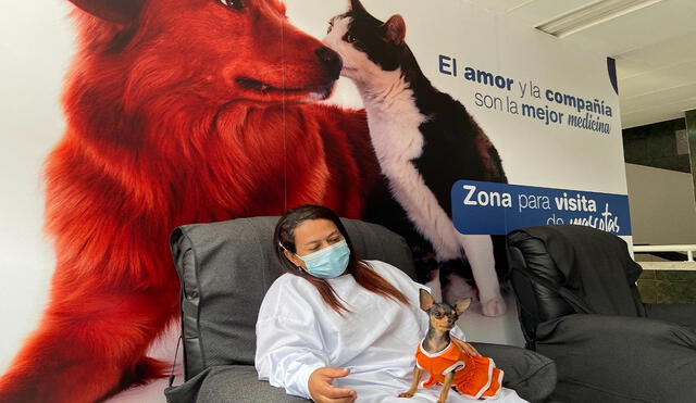 La mascota de María Teresa Restrepo, Abi, de visita en el hospital. Foto: Hospital Marco Fidel Suárez