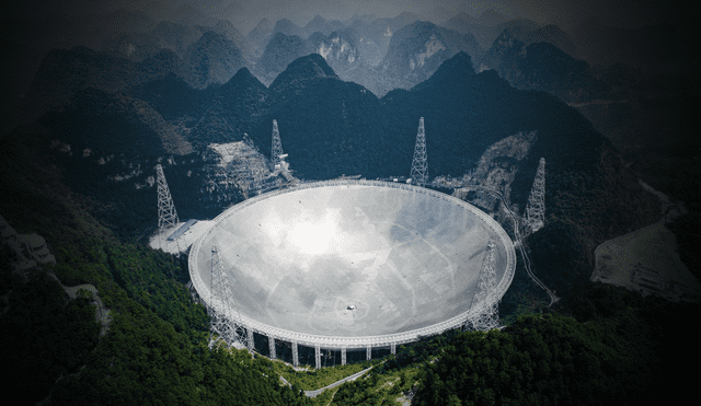 El radiotelescopio FAST, ubicado en Guizhou, China, detectó la señal electromagnética en ondas de baja frecuencia. Foto: composición / Xinhua