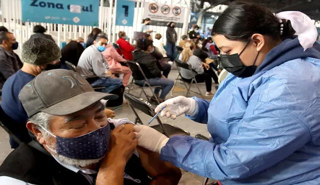 Un hombre recibe una dosis de refuerzo de la vacuna COVID-19 de AstraZeneca en un centro de vacunación en México. Foto: AFP