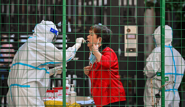 Población china cansada del confinamiento por la COVID-19 planea emigrar. Foto: AFP.