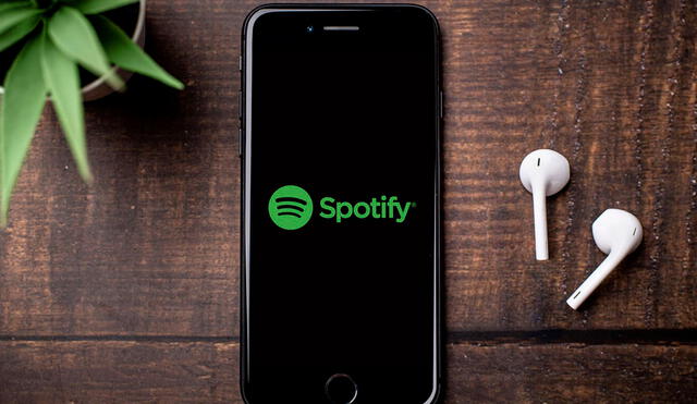 Spotify también podría implementar las voces artificiales en sus audiolibros. Foto: Xataka