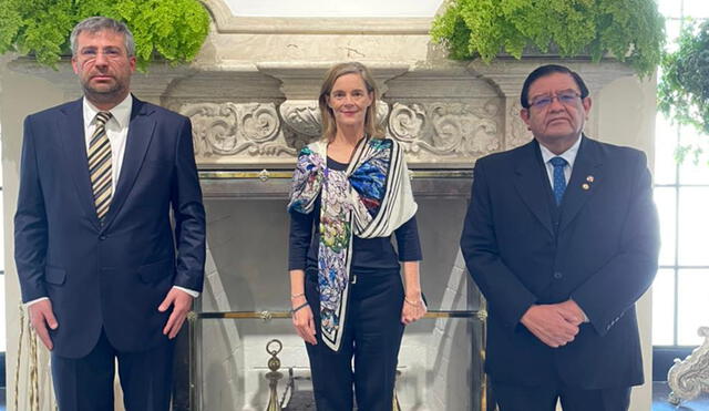 Piero Corvetto, Jorge Salas y Lisa Kenna mantuvieron una reunión en la que hablaron sobre la “importancia de asegurar la independencia de los organismos electorales”. Foto: embajada de EE. UU.