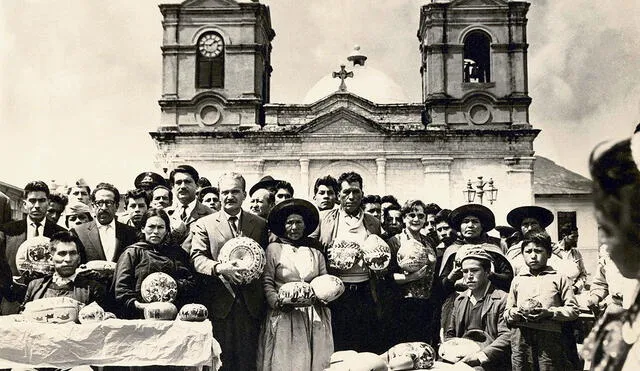 Popular. José María Arguedas en el valle del Mantaro junto a los artesanos de mates burilados. Foto: difusión